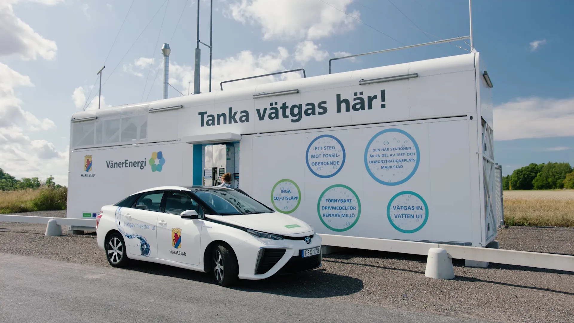 Mariestad municipality currently has 11 hydrogen cars in its own car pool. Hydrogen cars are a kind of electric car, where the hydrogen is converted to electricity in a fuel cell while driving - the only thing the cars emit is water.