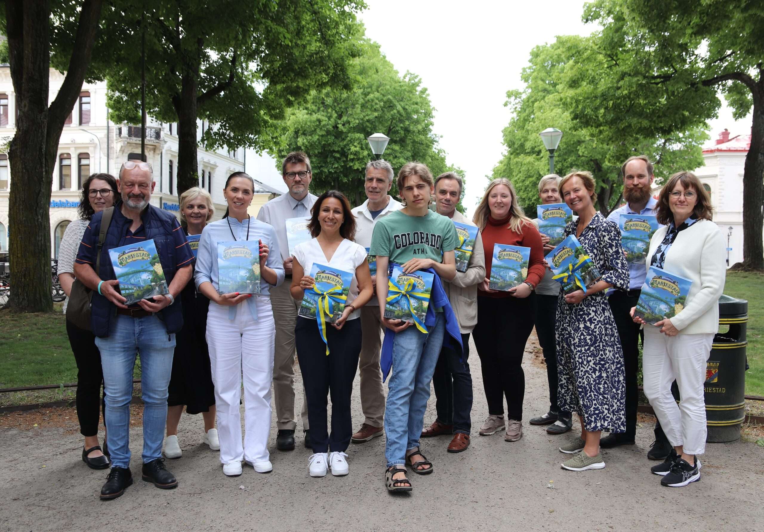 På bilden: Omställningsteamet i Mariestad visar stolt upp Klimatspelet Mariestad.