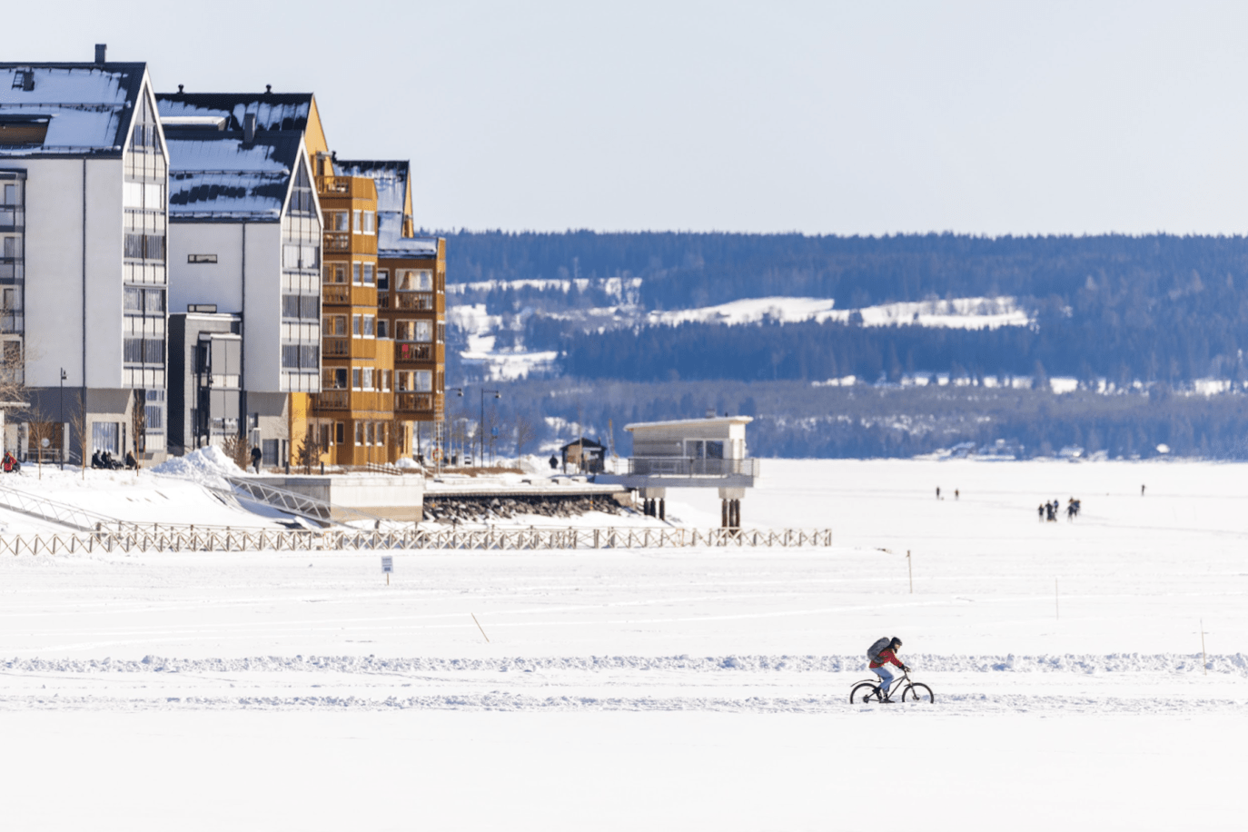 På bilden: Cyklist vid Storsjö Strand i Östersund. Foto: Håkan Wike.