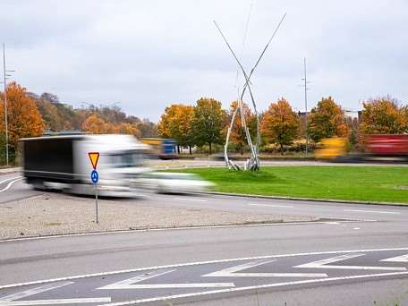 Truck in the roundabout on E4 in southern Helsingborg.