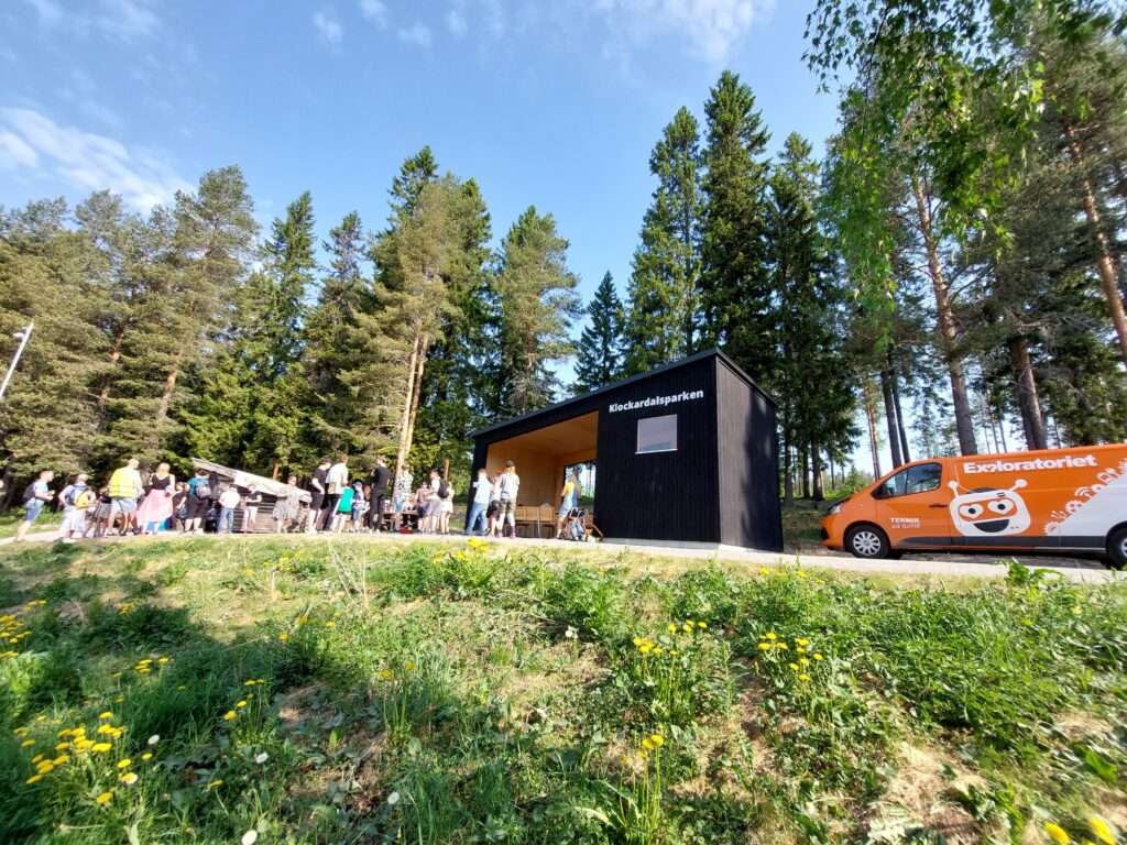 Skolbarn lär sig om biologisk mångfald i Klockardalsparken.