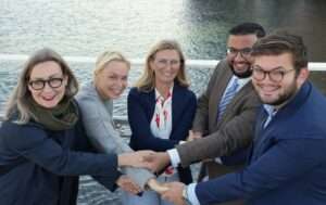 Charlotte G Brynielsson, hållbarhetsstrateg Viable Cities, Ebba Willerström-Ehrning, projektledare Fossilfritt Sverige, Camilla Byström, programchef Infrasweden samt kommunalråden Amir Jawad (L, miljönämndens ordförande) och Alexander Svensson (M, stadsbyggnadsnämndens ordförande) i Helsingborg. Dessa tar i varandras händer och signalerar att de är enade framåt i arbetet för utsläppsfria entreprenadmaskiner.