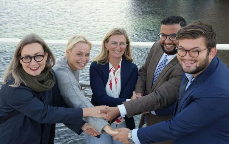Charlotte G Brynielsson, hållbarhetsstrateg Viable Cities, Ebba Willerström-Ehrning, projektledare Fossilfritt Sverige, Camilla Byström, programchef Infrasweden samt kommunalråden Amir Jawad (L, miljönämndens ordförande) och Alexander Svensson (M, stadsbyggnadsnämndens ordförande) i Helsingborg. Dessa tar i varandras händer och signalerar att de är enade framåt i arbetet för utsläppsfria entreprenadmaskiner.