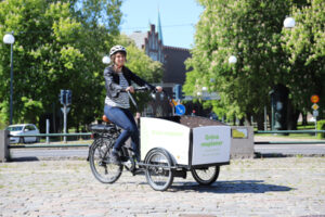 Kvinna med lådcykel i Linköping